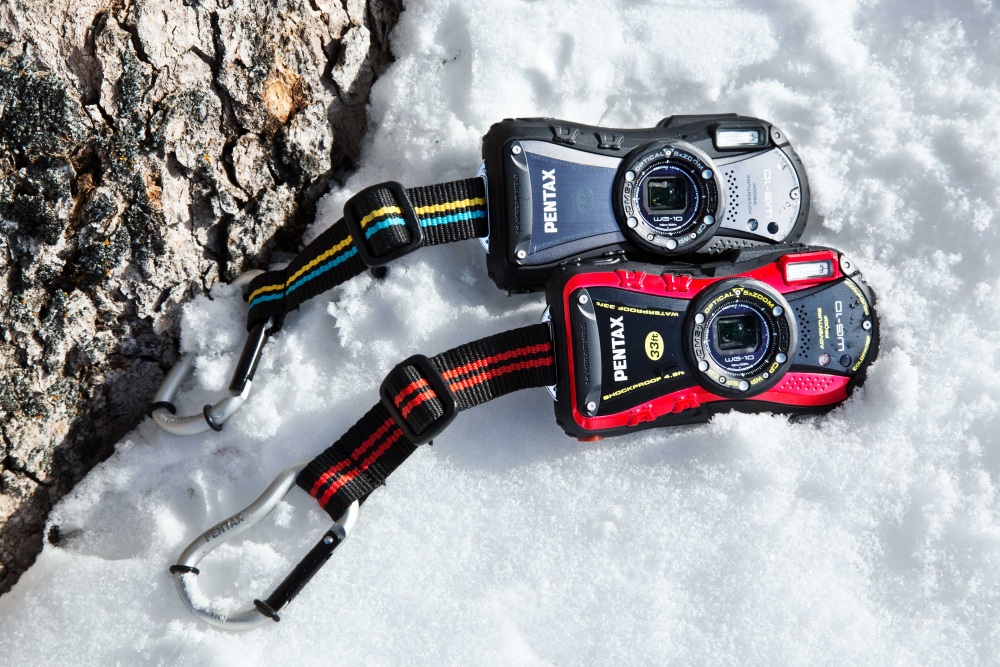 Компактная фотокамера PENTAX WG-10 на снегу