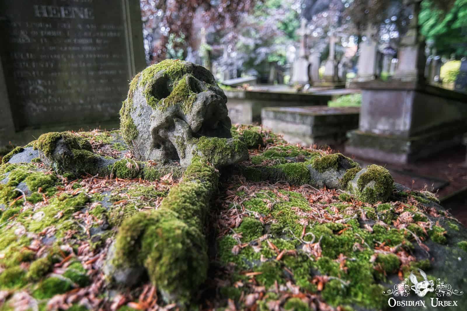 00_cemetery-of-the-skull-belgium-gravestone