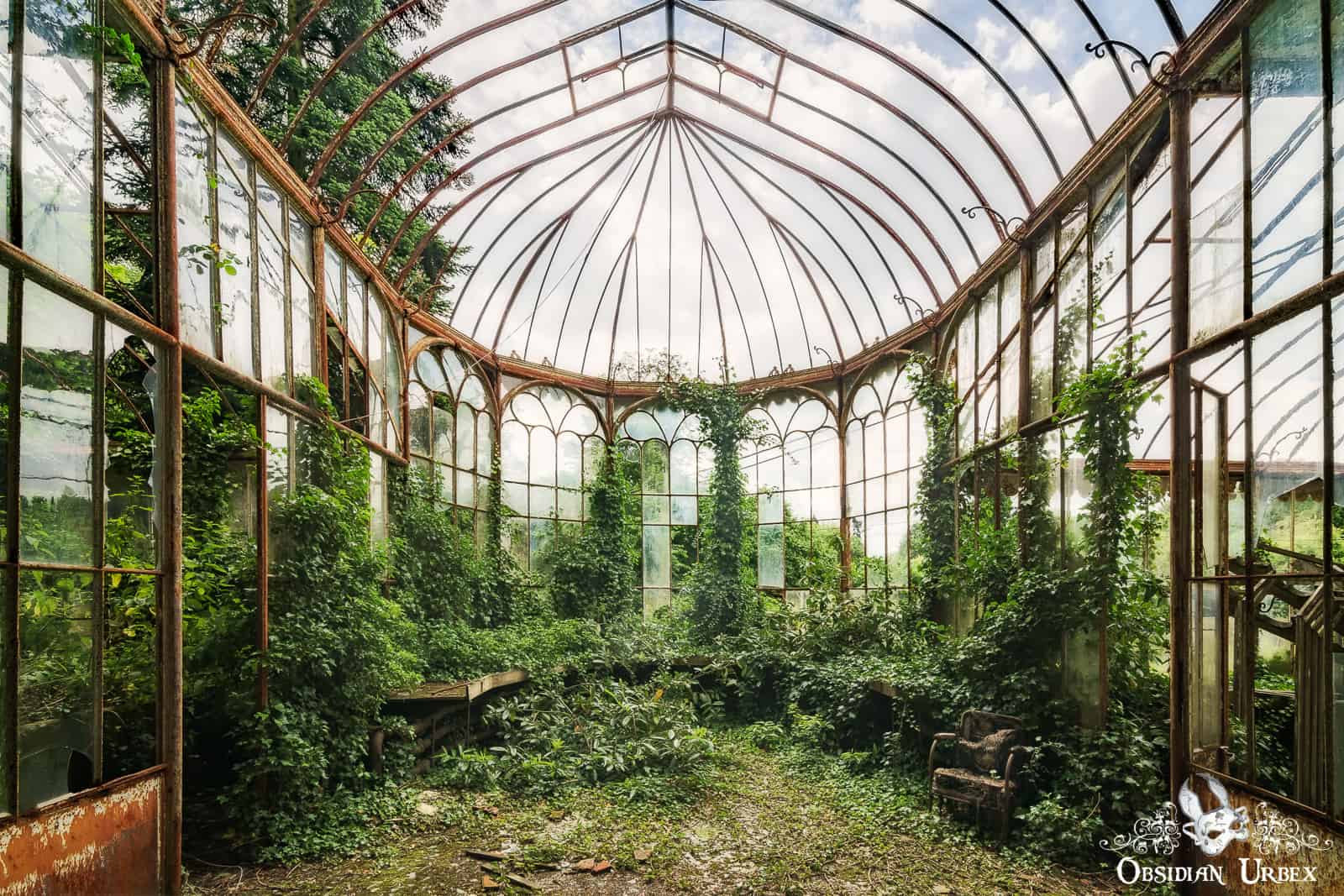 02_chateau-rolls-royce-belgium-abandoned-overgrown-greenhouse