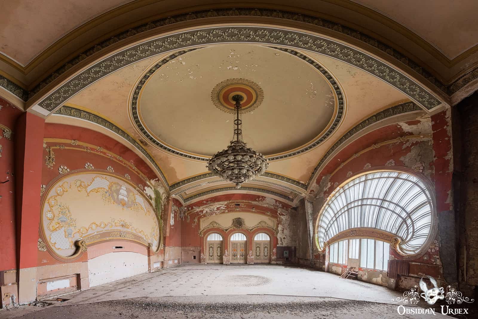 08_casino-royale-romania-abandoned-grandeur-fisheye-view-from-stage