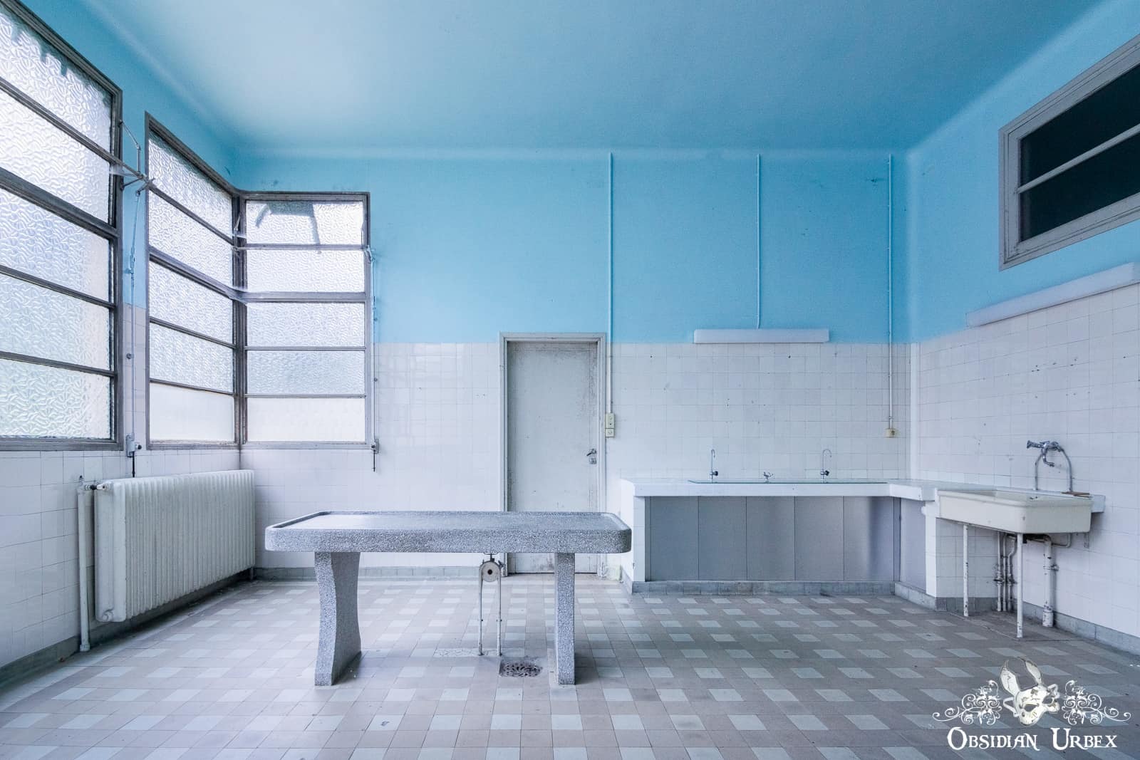 11_la-morgue-prelude-the-blue-morgue-france-body-slab-and-sink-in-abandoned-hospital