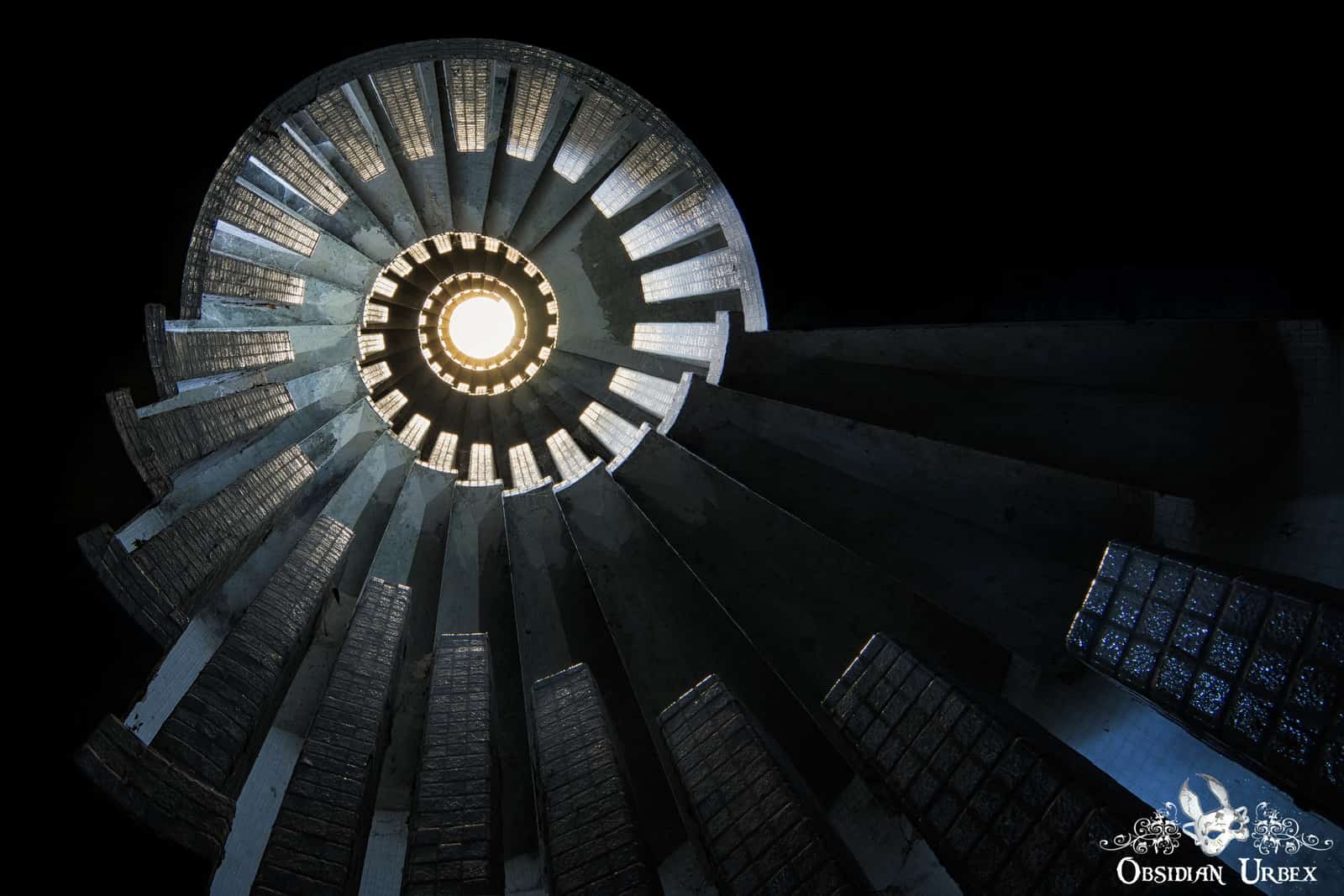 12_manoir-colima_on-france-spiral-stairs-from-below