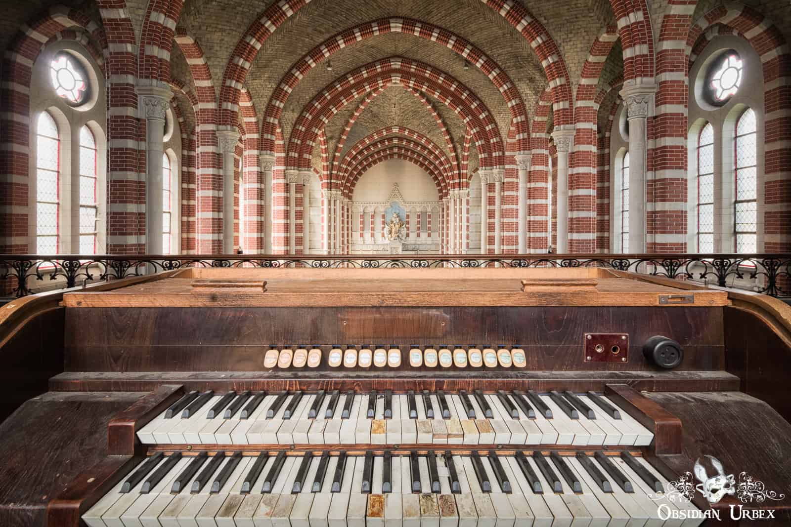 14_monastere-mont-g-belgium-dusty-organ-in-abandoned-belgian-monastery