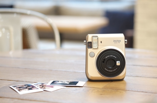 Новые роскошные цвета камеры Instax mini 70 от компании FUJIFILM