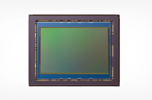 Sony разработала первую в мире CMOS -матрицу с разделёнными слоями фотодиодов и транзисторных пикселей.
