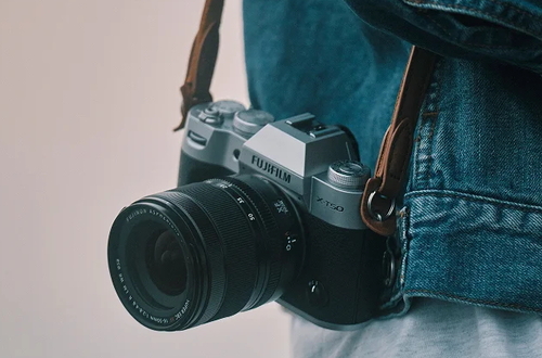 Fujifilm анонсировала беззеркальную камеру X-T50