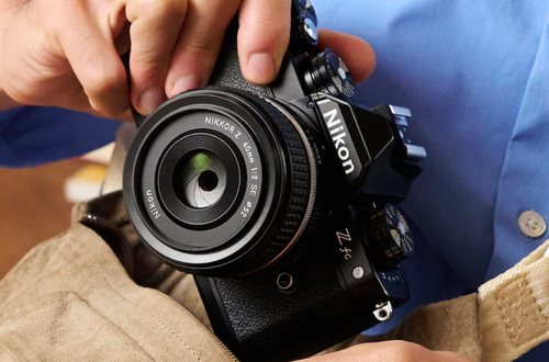 Беззеркальная камера Nikon Z fc и объектив Nikkor Z 40 mm f/2 SE в ретро-дизайне