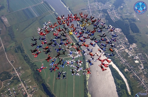 Российские парашютисты намерены побить рекорд Европы по вингсьютам