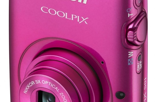 Компактный фотоаппарат Nikon COOLPIX S01 имеет размер с кридитную карту