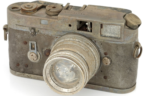 Повреждённая огнем Leica M4 и объектив  Summicron проданы на аукционе за 2000 долларов.
