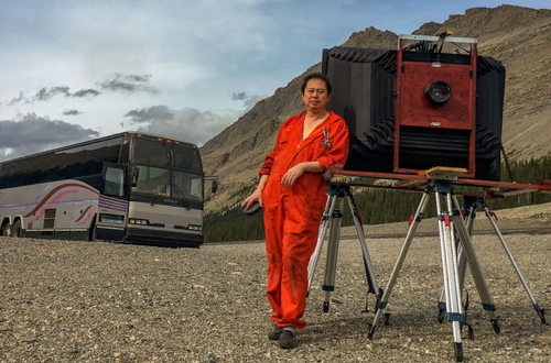 Фотограф Билл Хао построил гигантскую камеру и превратил автобус в передвижную фотолабораторию.