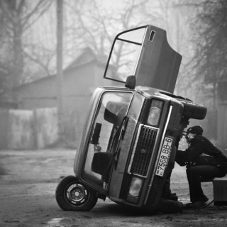 Мужчина необычным способом ремонтирует свой старый автомобиль. Могилев,Беларусь