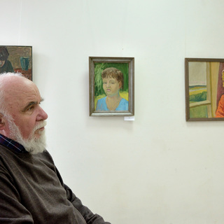 Художник В.Комаров на своей выставке