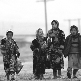 010 Таджикистан,девочки возвращаются из школы.