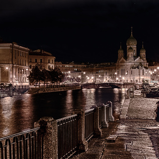Вид на набережную канала Грибоедова, Могилевский мост и Свято-Исидоровскую церковь. Вечерний Санкт-Петербург.