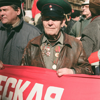 Манифестация профсоюзов на Невском проспекте против низкого уровня жизни. 9 апреля 1998 года