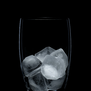 Пустой стакан со льдом
