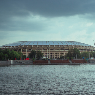Московский стадион,  спортивного комплекса «Лужники», расположенного неподалёку от Воробьёвых гор.