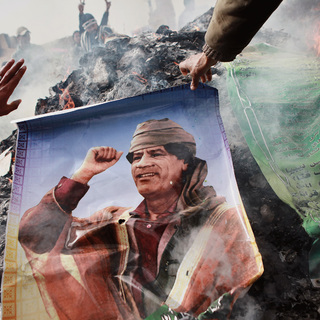 Жители Бенгази сжигают портреты Муамара Каддафи, плакаты с его цитатами и Зеленую книгу Каддафи. 02.03.2011,