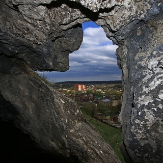 окно из пещеры