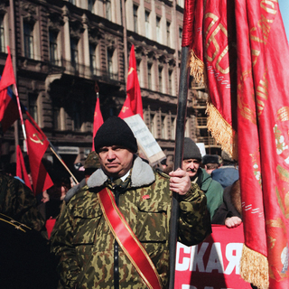 Манифестация профсоюзов на Невском проспекте против низкого уровня жизни. 9 апреля 1998 года