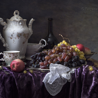 Натюрморт с виноградом на лиловой скатерть