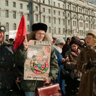 Манифестация профсоюзов на Невском проспекте против низкого уровня жизни. 9 апреля 1998 года