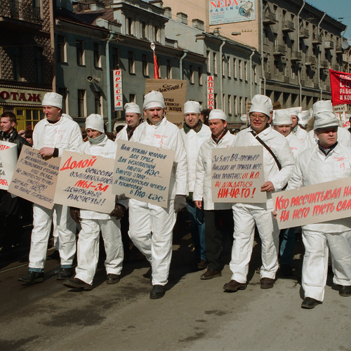 Манифестация профсоюзов на Невском проспекте против низкого уровня жизни. 9 апреля 1998 года / Лихие 90-е годы