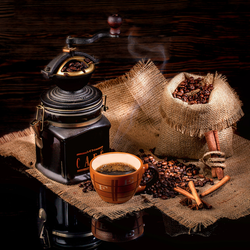Cup of coffee, beans, manual mill on sacking glossy table / Кофейная рапсодия