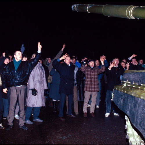 003 Жители Вильнюса пытаются блокировать танковые колонны со / Прочь из СССР