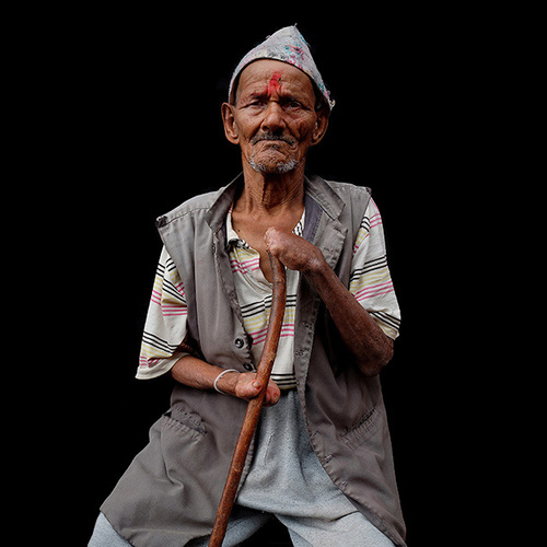 Ганга Синг Маат, 80 лет. Сын иногда приносит ему еду, которую оставляет на крыльце / Прокаженные