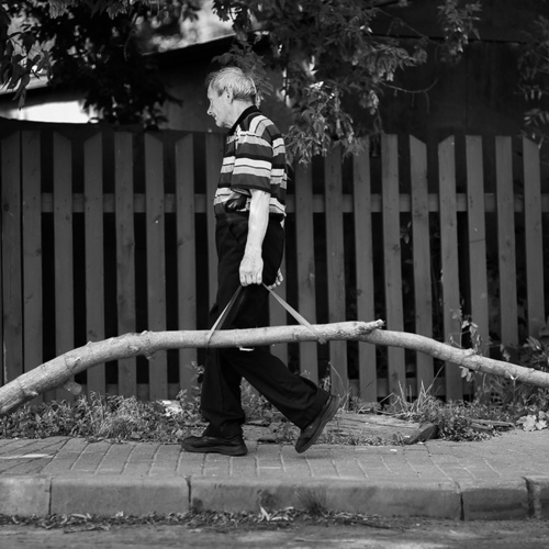 Мужчина необычным способом переносит бревно в центре г.Могилева,Беларусь / Просто люди