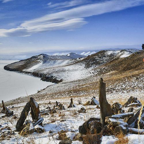 Traveler girl with a photo shoot amazing landscape on top of mountain. / Герой моего пейзажа (конкурс)
