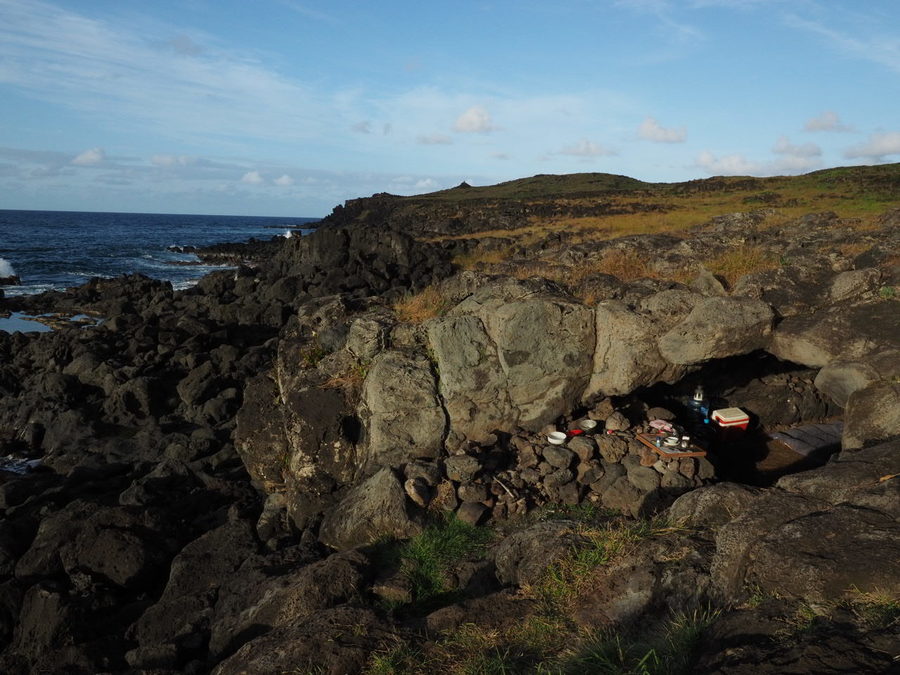 О.Пасхи. Современные вполне состоятельные островитяне живут в подобных неприметных пещерах с видом на океан