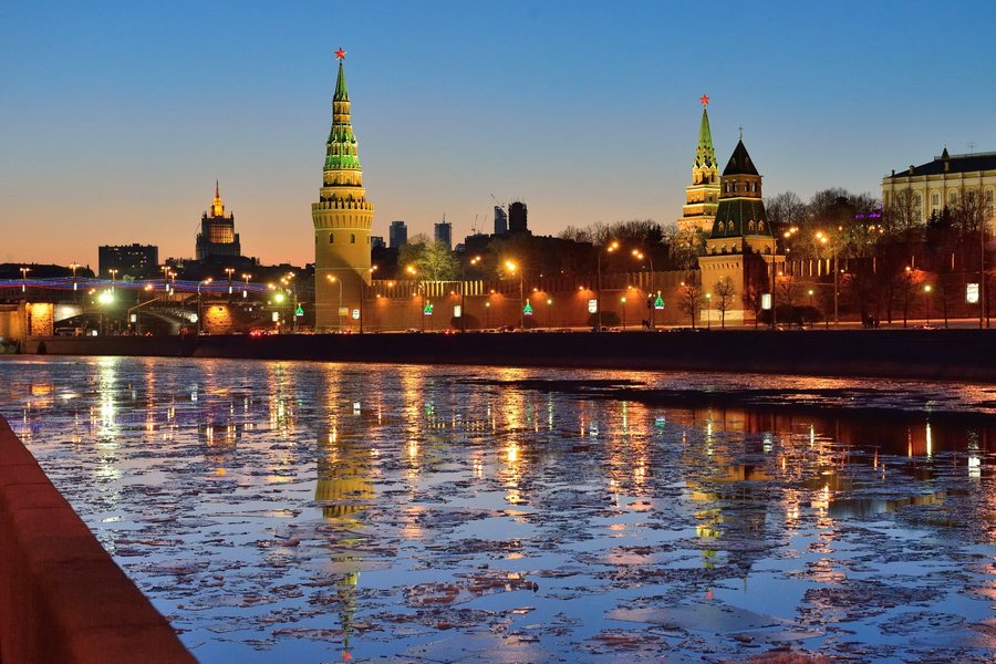Ночной кремль отражается в Москве-реке