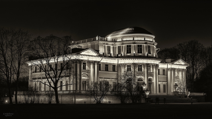 Елагиноостровский дворец, поздним вечером