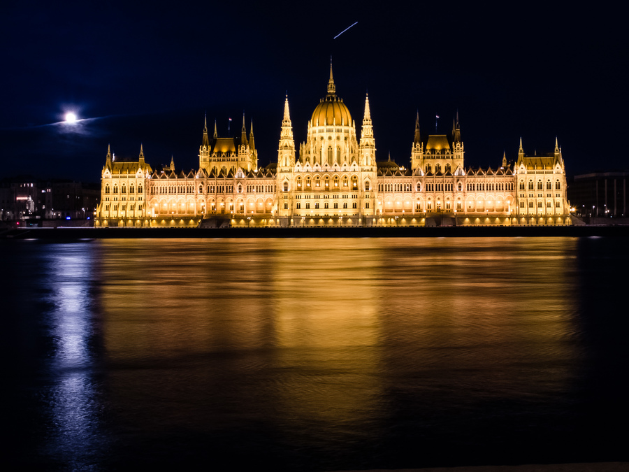 Будапешт. Парламент, луна и самолет.