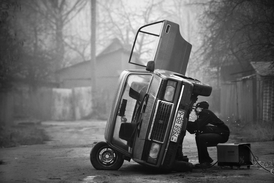 Мужчина необычным способом ремонтирует свой старый автомобиль. Могилев,Беларусь