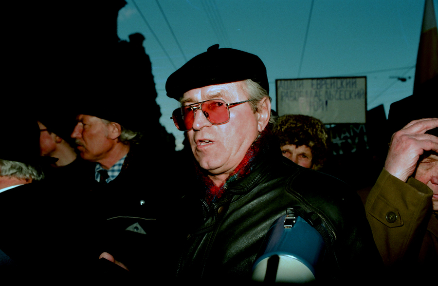 Вячеслав Марычев. Манифестация профсоюзов на Невском проспекте против низкого уровня жизни. 9 апреля 1998 года