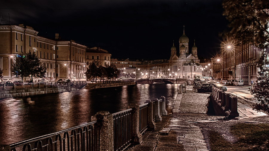 Вид на набережную канала Грибоедова, Могилевский мост и Свято-Исидоровскую церковь. Вечерний Санкт-Петербург.