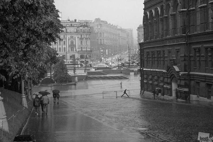 Андрей Кладов, Москва. Дождливая погода.Июльский ливень в Москве, вид от Красной площади в сторону Манежной площади