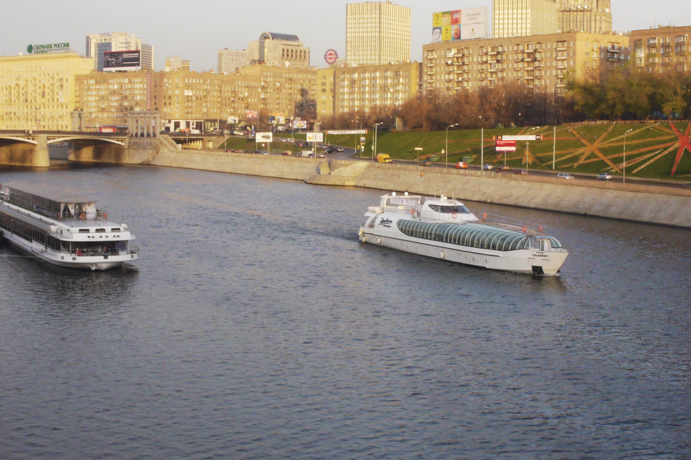 Катера на реке