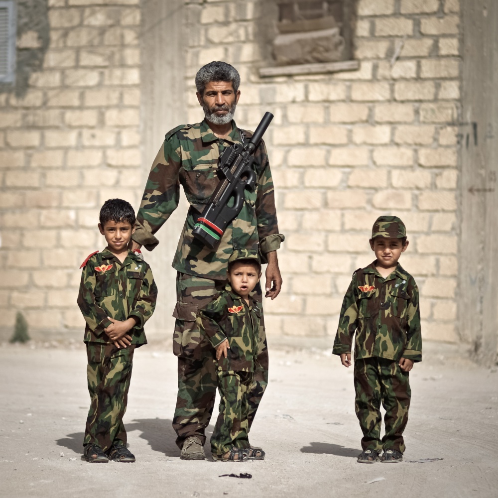 Ливийский контрразведчик Бешир со своими детьми. 2011 г.
