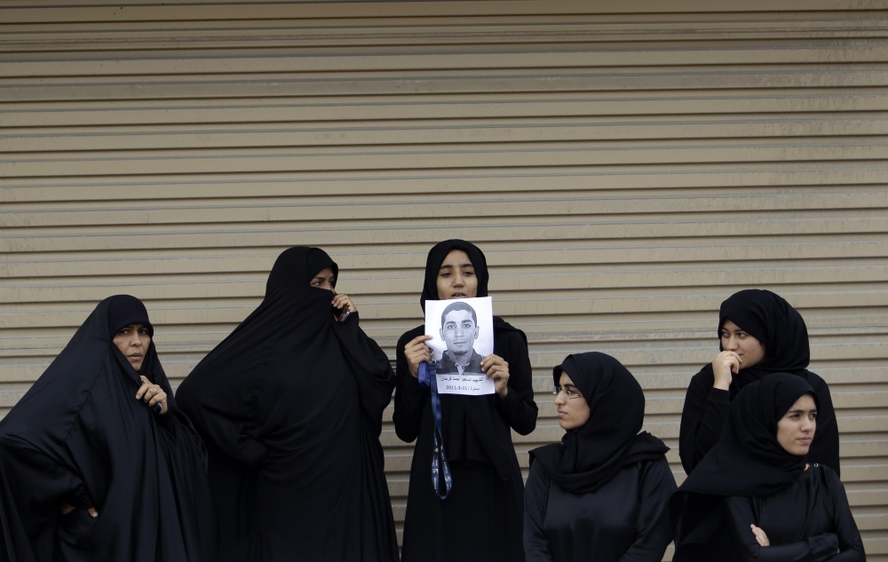 Жены убитого во время беспорядков в Бахрейне. 2011 г.