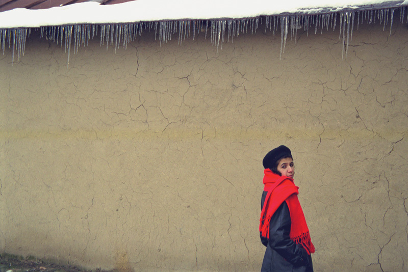 8. Ташкент, старый город.8. Ташкент, старый город. Девушка в красном шарфе на фоне стены. 2000. 2000