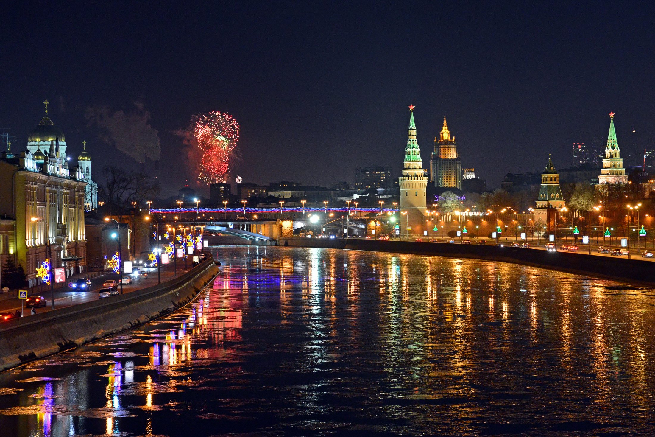 Как выглядит москва. Реки Москвы. Ночная Москва. Москва Кремль Москва река. Ночная Москва река салют.