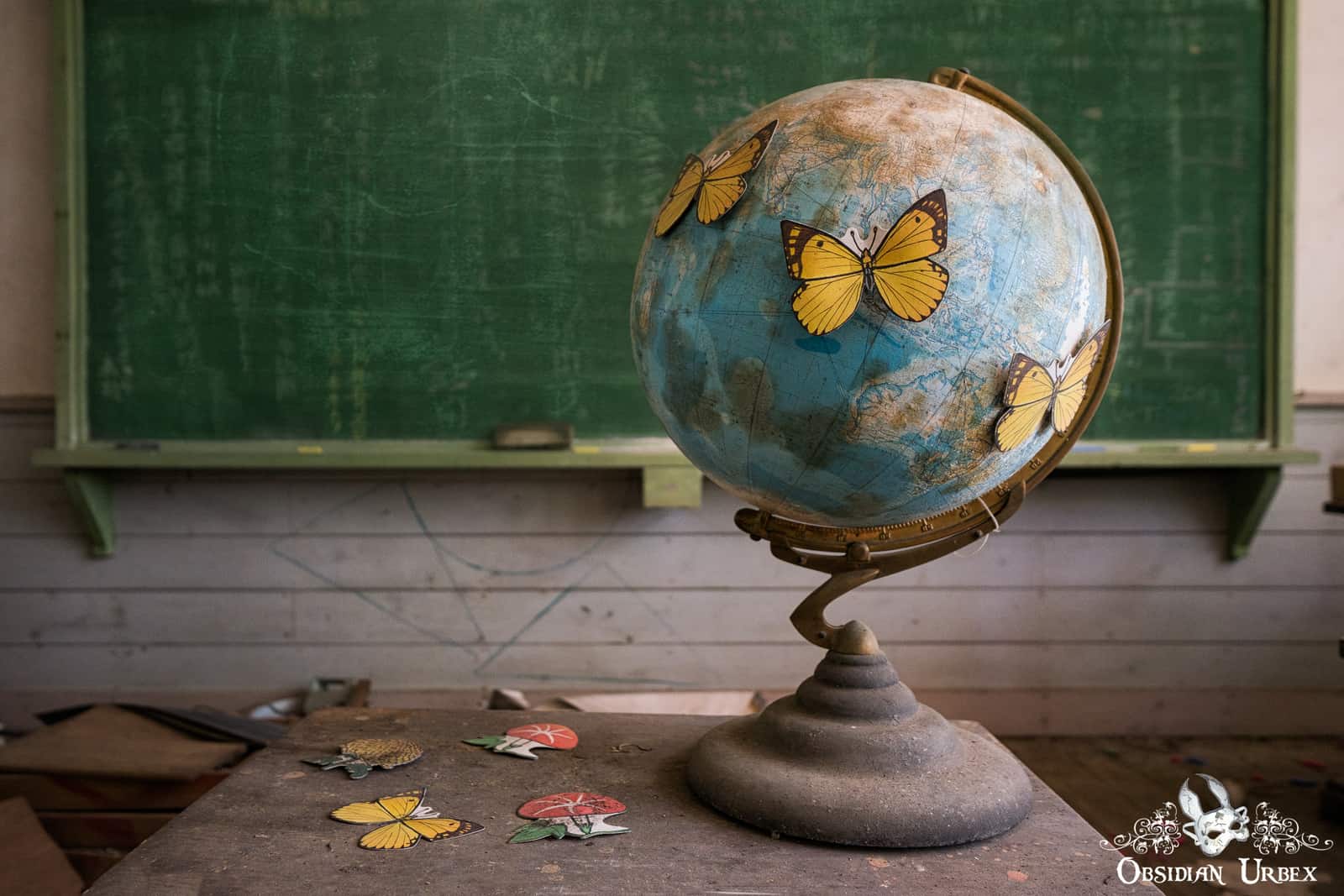 13_shizuoka-mountain-school-japan-haikyo-globe-with-butterfly-pins