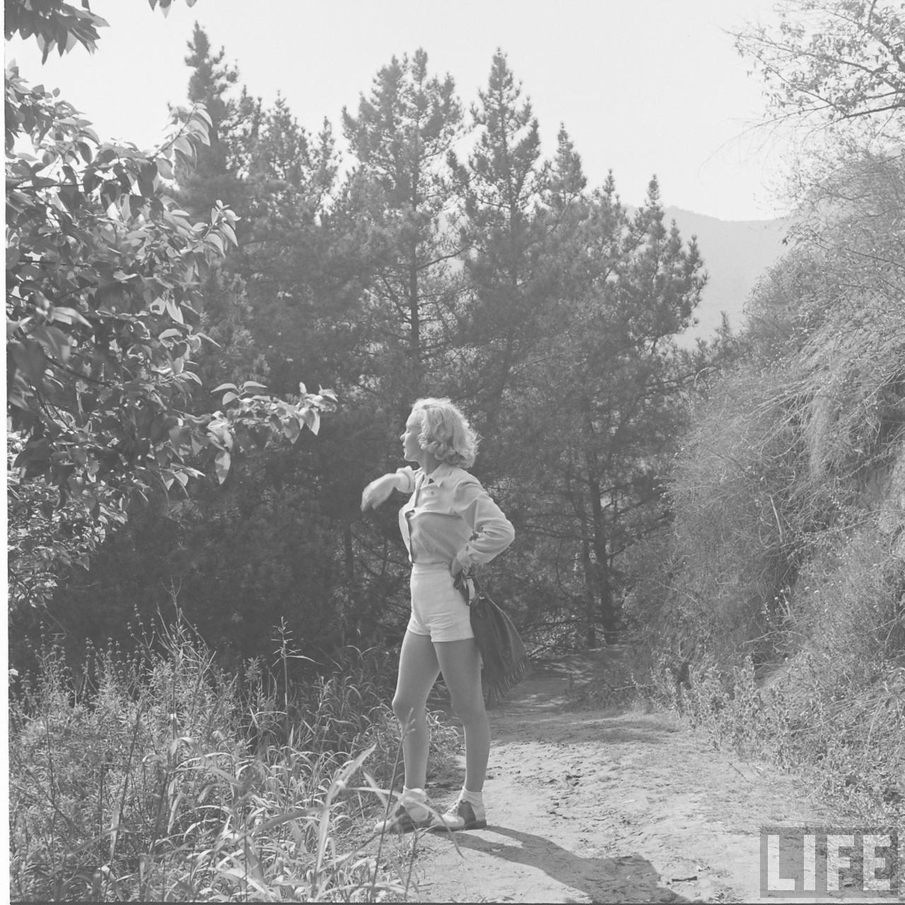 marilyn-monroe-hiking-1950-10_jpeg