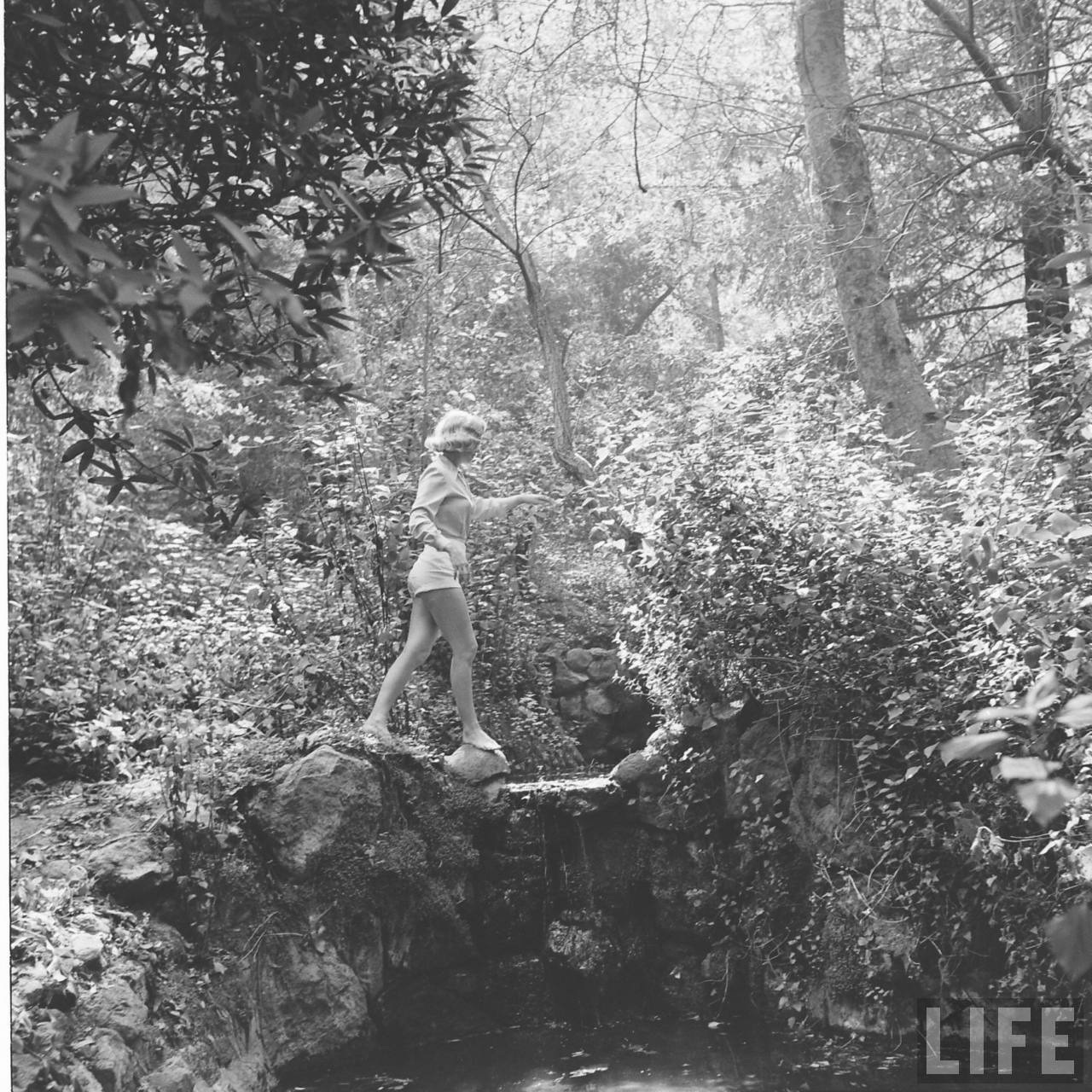 marilyn-monroe-hiking-1950-15_jpeg