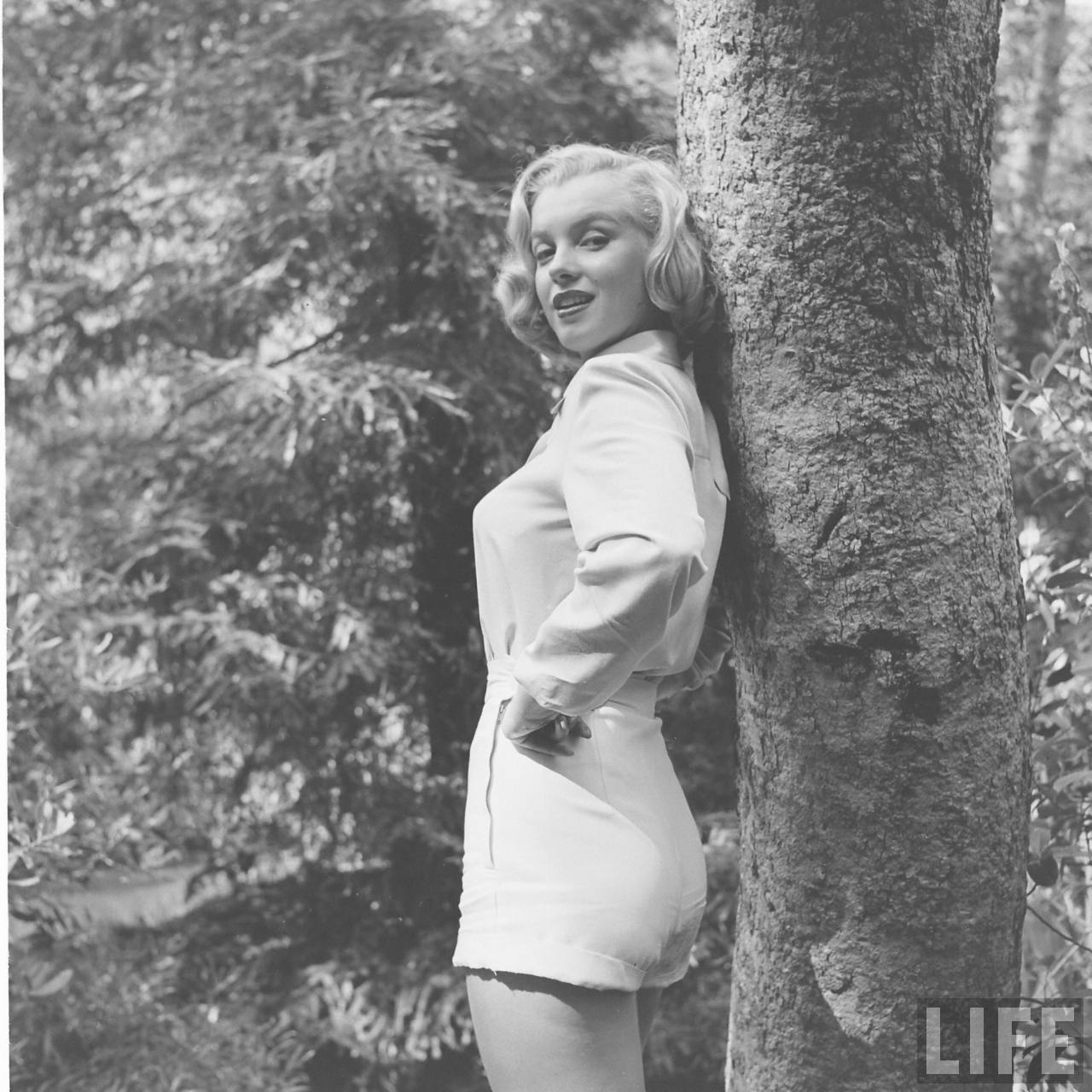 marilyn-monroe-hiking-1950-16_jpeg